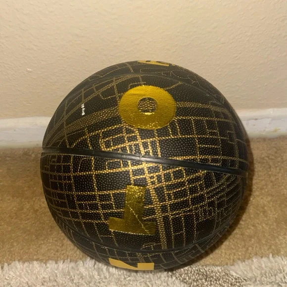 Toronto Edition Collector's Basketball Round21 - Picture 4 of 9